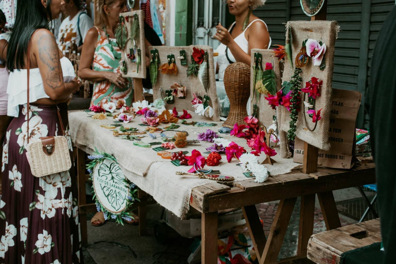 Adornos florales que se venden en un mercado.
