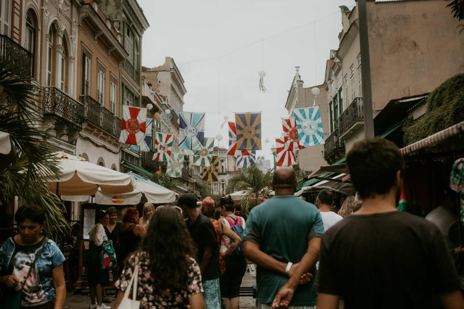 Una calle por la que la gente camina.