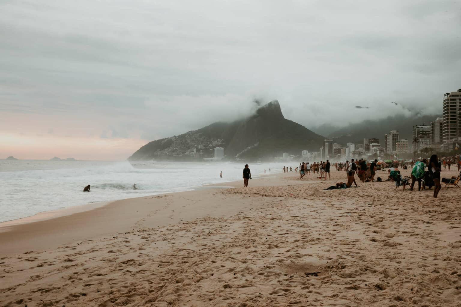 Una playa con casas al borde.