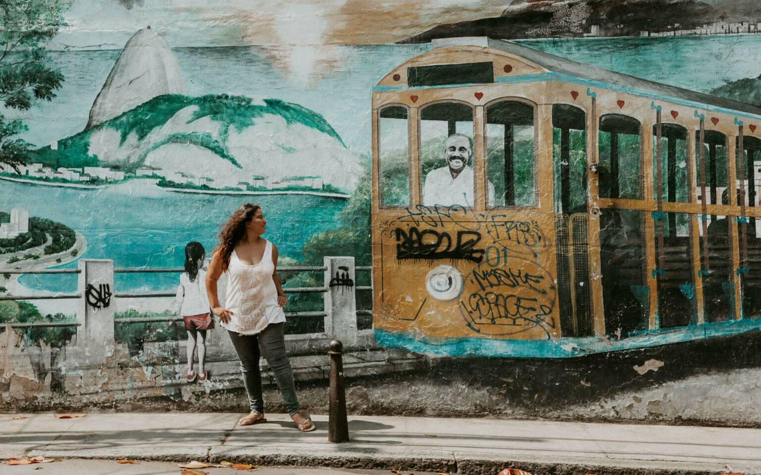 La blogger Tatiana Tronecker explorando las coloridas calles de Río de Janeiro.