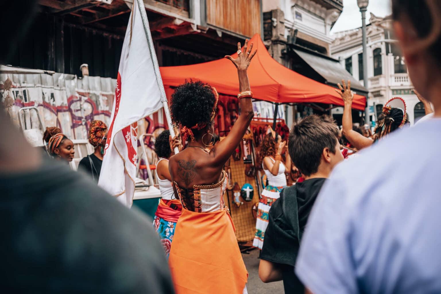 En el carnaval de las calles de Río, la gente celebra alegremente con ropa colorida - Río durante el carnaval definitivamente vale la pena visitarlo.