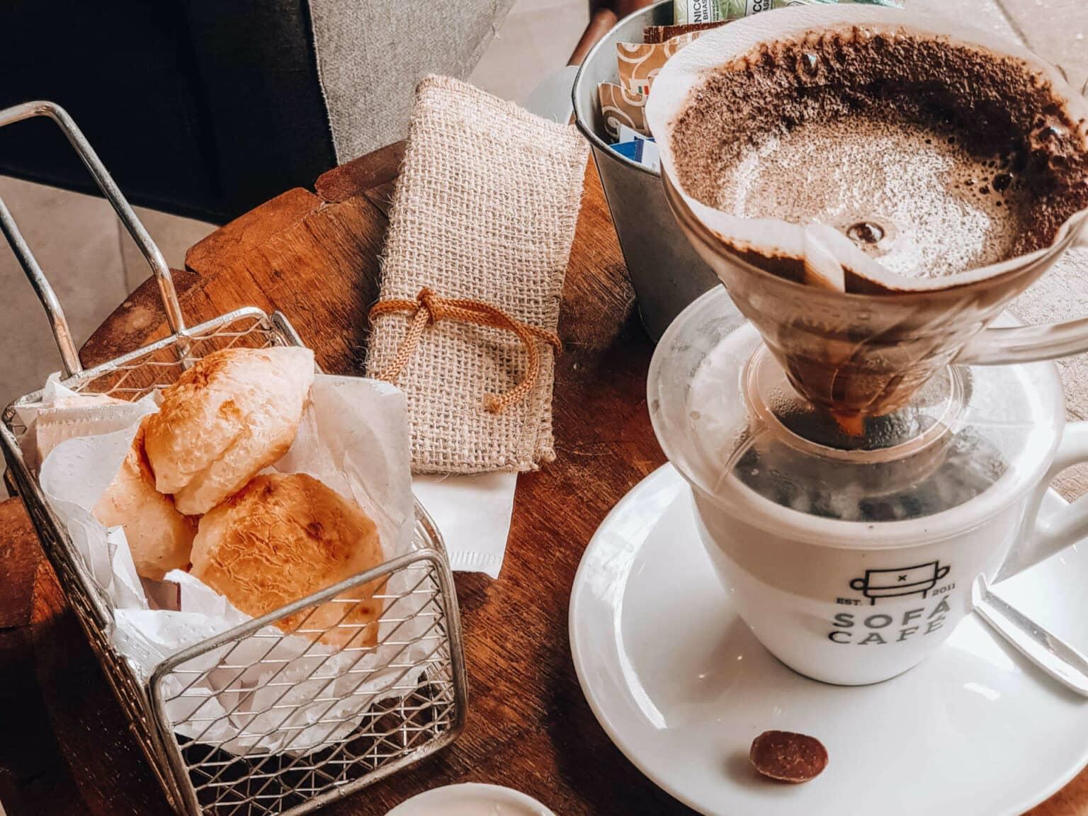 Comida brasileña: café recién hecho y panecillos de queso.