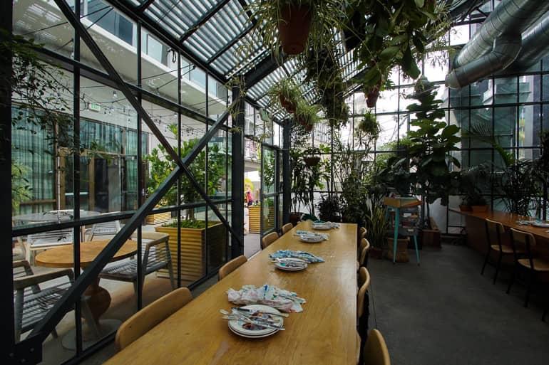 En el Café Commissary Panorama del Line Hotels en Koreatown, se puede disfrutar de un delicioso desayuno en medio de plantas.