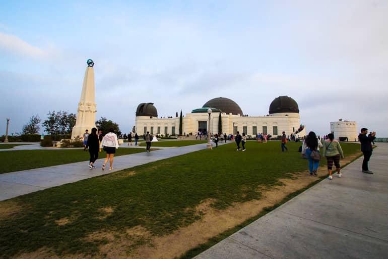 El Griffith Observatory en Los Ángeles atrae a muchos visitantes para ver el planetario o disfrutar de la vista.