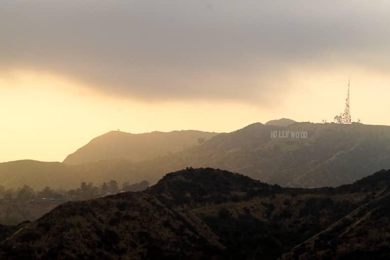 En las colinas de Hollywood, el cartel de Hollywood se alza al atardecer sobre Los Ángeles.