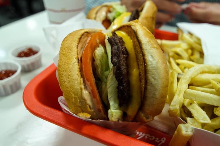 En una conocida cadena de hamburguesas "In-n-Out Burger" en Los Ángeles, las hamburguesas se sirven bien cargadas y acompañadas de papas fritas.