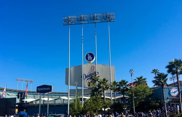 El estadio de los L.A. Dodgers atrae a numerosos visitantes a sus partidos de béisbol.