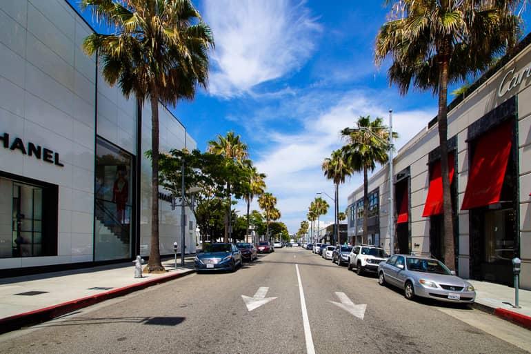 La vista del Rodeo Drive muestra a la derecha una boutique de Chanel y a la izquierda una tienda de Cartier.