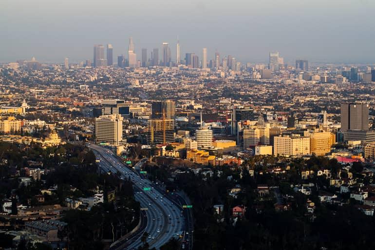 En el atardecer, se puede disfrutar de una gran vista del Mulholland Drive desde las colinas de Santa Mónica.