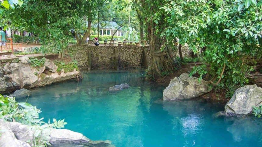 The lagoon in front of Tham Chang Cave in Vang Vieng promises pure relaxation with its crystal-clear water.