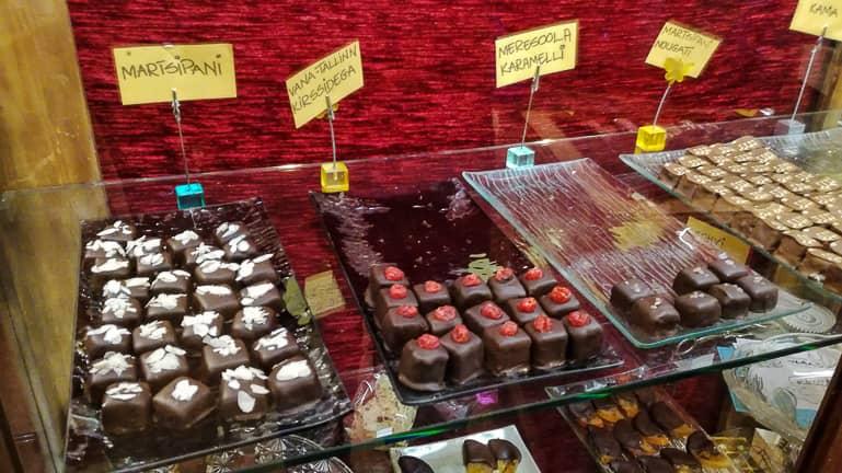 In Tallinn's Café Kehrwieder, various variations of truffle pralines are visible in the display.