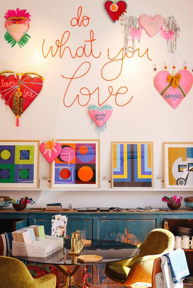 La tienda conceptual BConnected en Santa Catalina, Palma, ofrece modernas impresiones artísticas así como un estilo Scandi-chic combinado con estilo mallorquín; en una pared se puede leer en grandes letras \