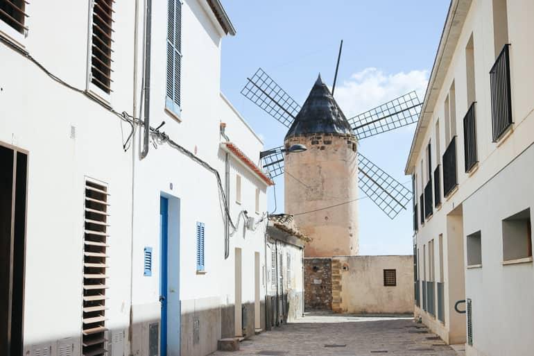 En las calles de Santa Catalina, Palma, siempre se pueden encontrar viejos molinos de viento que irradian un encanto especial.