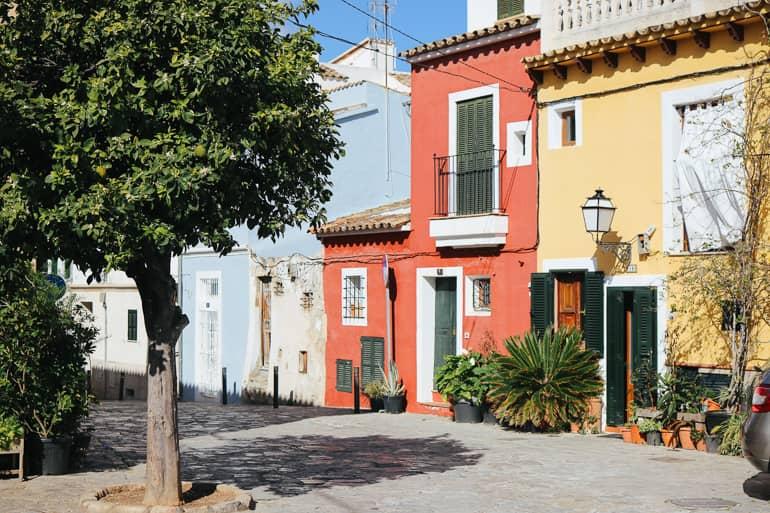 El antiguo barrio portuario de Santa Catalina cerca de Palma se destaca por las muchas fachadas de casas coloridas.