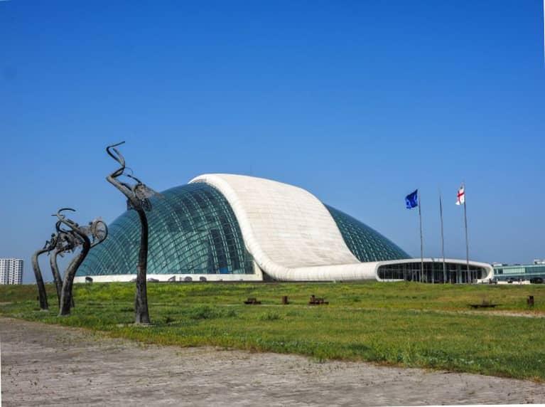 El edificio del Parlamento en Kutaisi, Georgia, con forma de cúpula de cristal data de la época de Saakashvili.