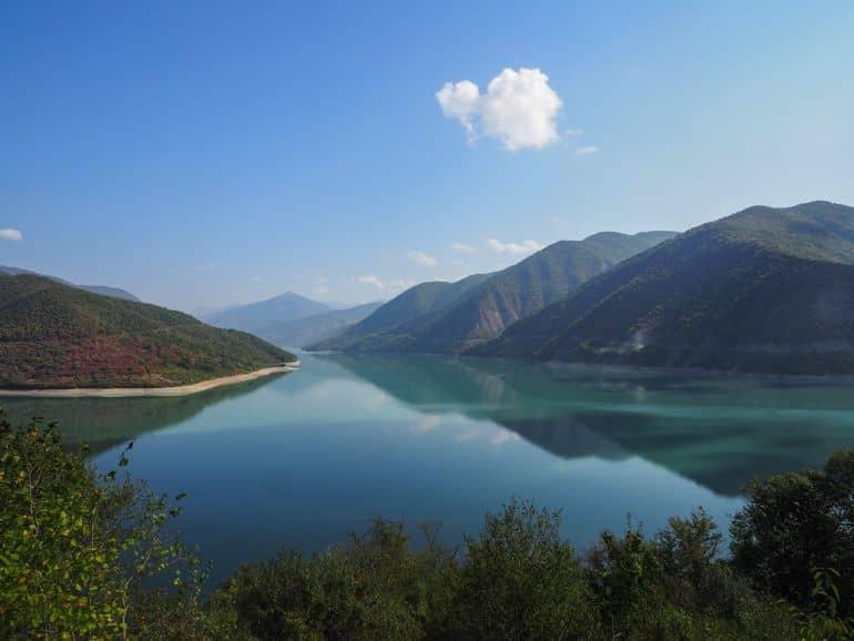 El embalse de Jinvali en Georgia está pintorescamente enclavado entre montañas boscosas.