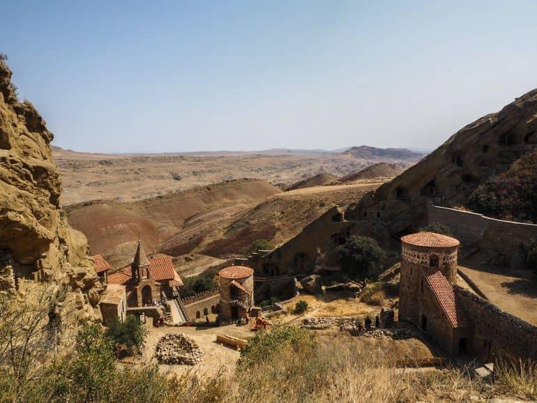 El complejo monástico de Davit Gareja en la frontera con Azerbaijan se encuentra en varias laderas de la cordillera georgiana.