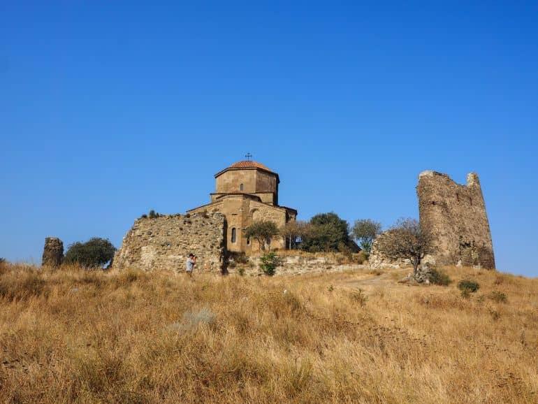 El monasterio de la Cruz de Mtskheta se encuentra en medio de un alto campo de hierba seca en Georgia.