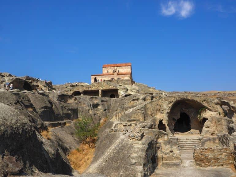 Visitantes inspeccionan la ciudad de cuevas de Uplisziche, que se encuentra cerca de la antigua Ruta de la Seda en Georgia.