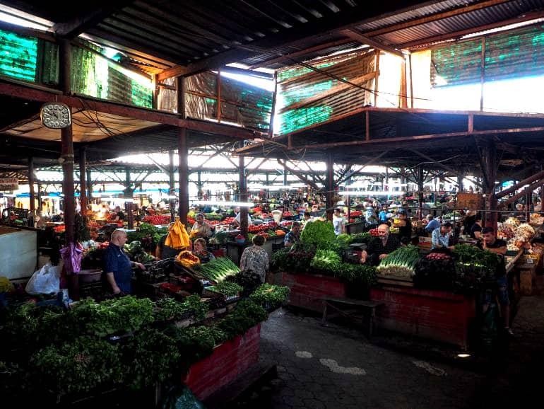 El mercado cubierto en Kutaisi, Georgia, ofrece a sus visitantes frutas y verduras frescas en numerosos puestos.