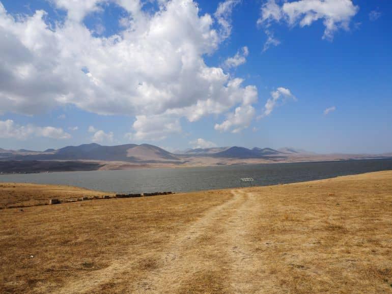El lago Paravani en Georgia está pintorescamente situado entre la estepa y las montañas en el pequeño Cáucaso.