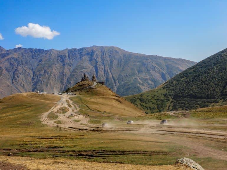 La iglesia de la Trinidad de Zminda Sameba se encuentra en una colina en medio de la estepa de Steppamintsa, frente al volcán extinto Kazbek en Georgia.