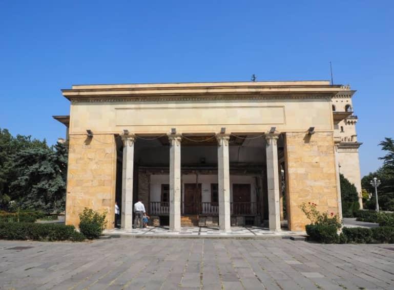 La casa natal de Stalin en Gori, Georgia, está marcada por cuatro grandes columnas en la entrada.