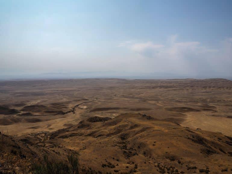 En Davit Gareja se disfruta de una vista interminable de la árida tierra de media desierto de Georgia y Azerbaiyán.