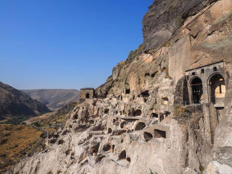 La ciudad de cuevas Vardzia en Georgia, construida en paredes de roca de arenisca, todavía alberga a algunos monjes.