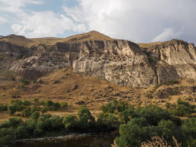 Vardzia, la ciudad de cuevas georgiana en la frontera turca, fue construida en paredes de roca de arenisca.