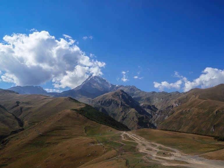 En la cordillera georgiana de Stepanzminda se encuentra el volcán extinto Kazbek.