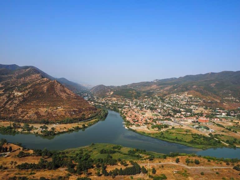 En la confluencia de los ríos Mtkwari y Aragwi se encuentra el pintoresco pueblo montañés de Mtskheta en Georgia.