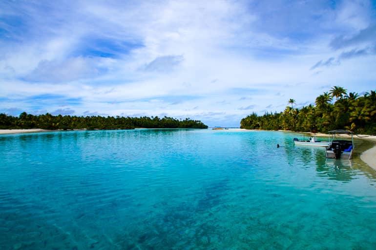 The island scenery of One Foot Island in the Cook Islands looks paradisiacal.